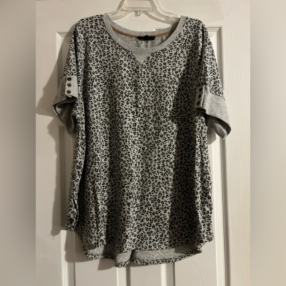 Jane and Delancey Gray Animal Print Short Sleeve Top